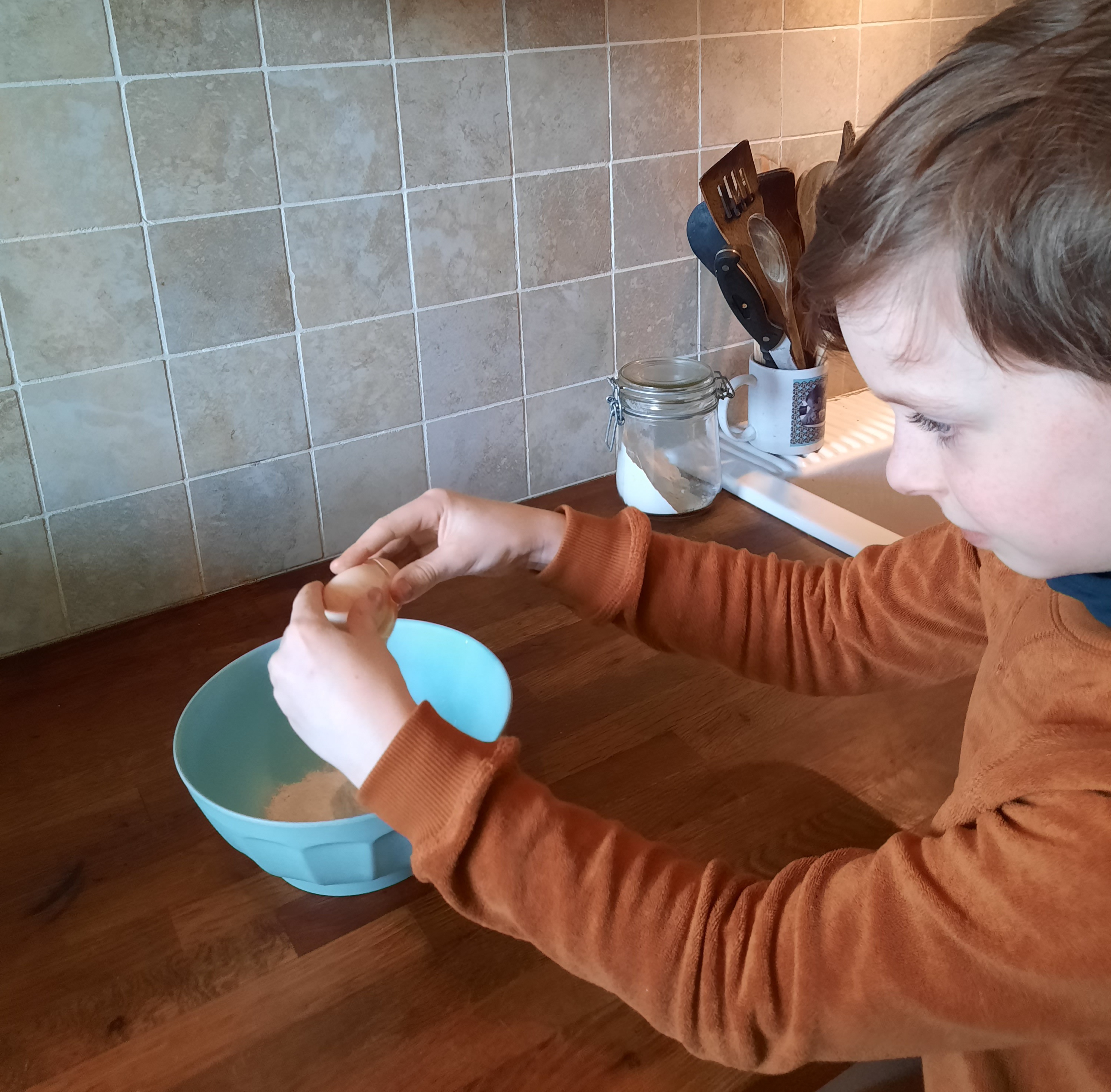 Jef voegt de eieren toe aan het mengsel